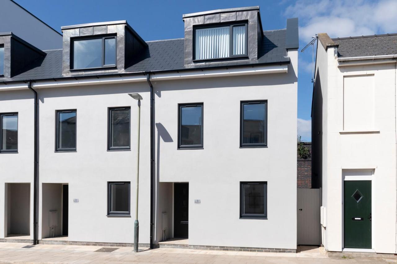 Modern Four Bedroom Four Bathroom Home Cheltenham Extérieur photo