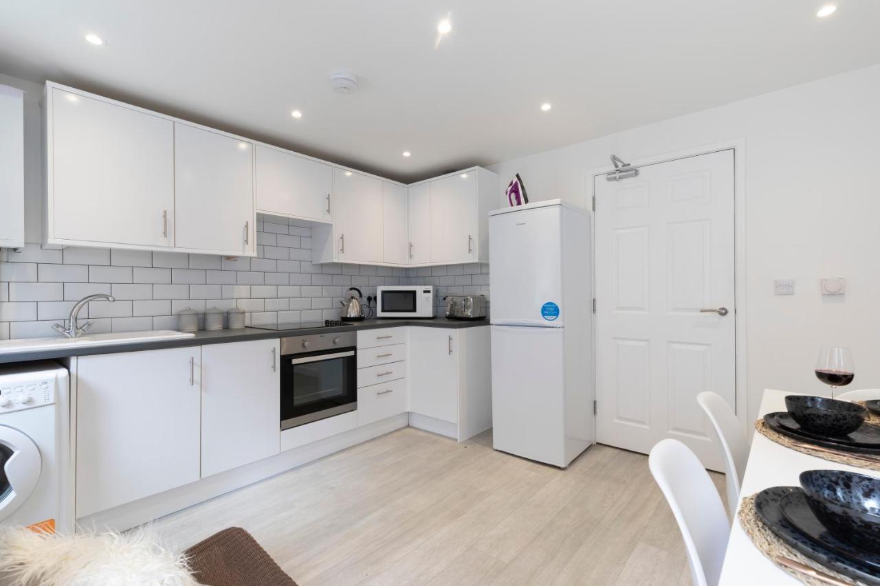 Modern Four Bedroom Four Bathroom Home Cheltenham Extérieur photo