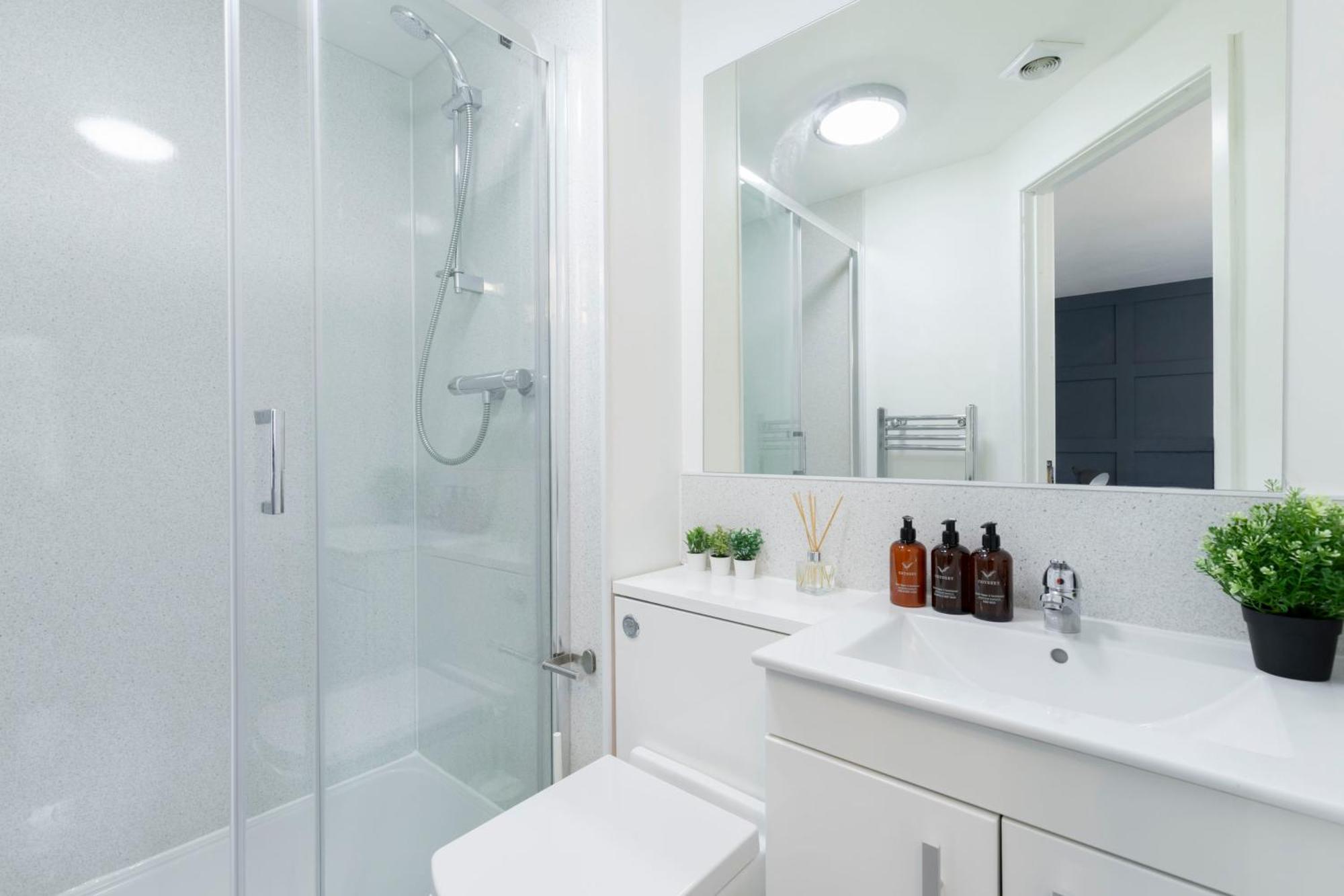 Modern Four Bedroom Four Bathroom Home Cheltenham Extérieur photo