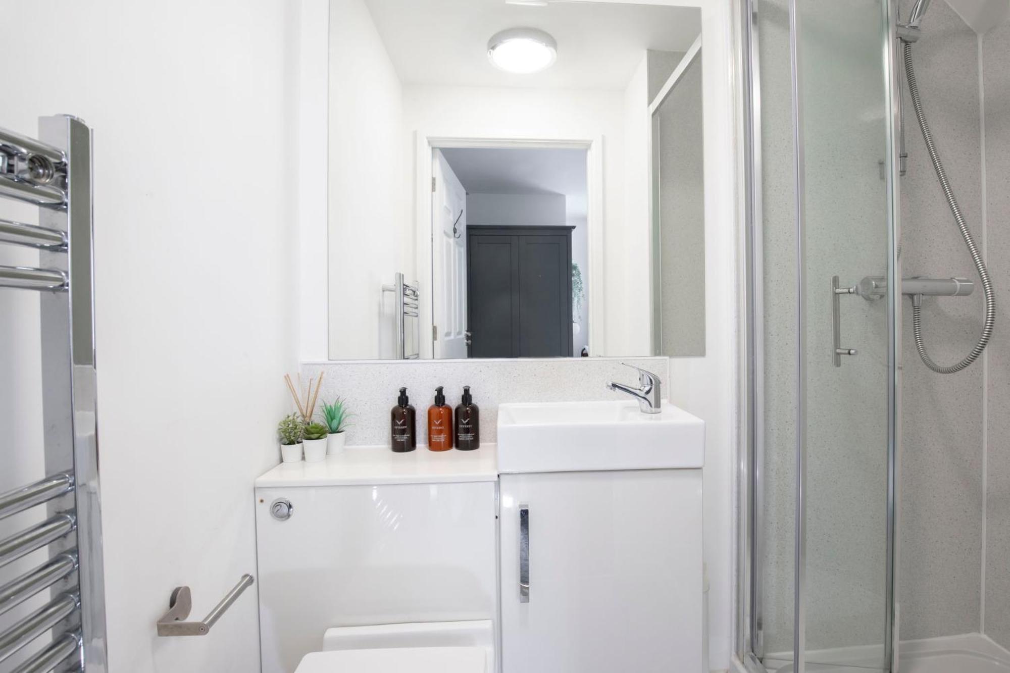 Modern Four Bedroom Four Bathroom Home Cheltenham Extérieur photo