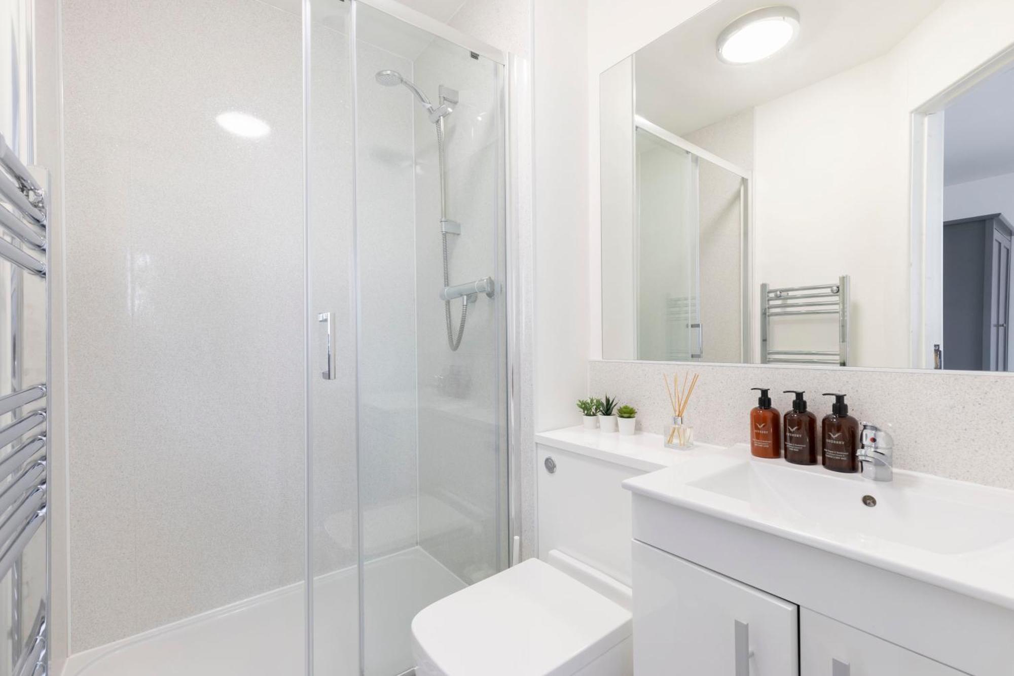 Modern Four Bedroom Four Bathroom Home Cheltenham Extérieur photo