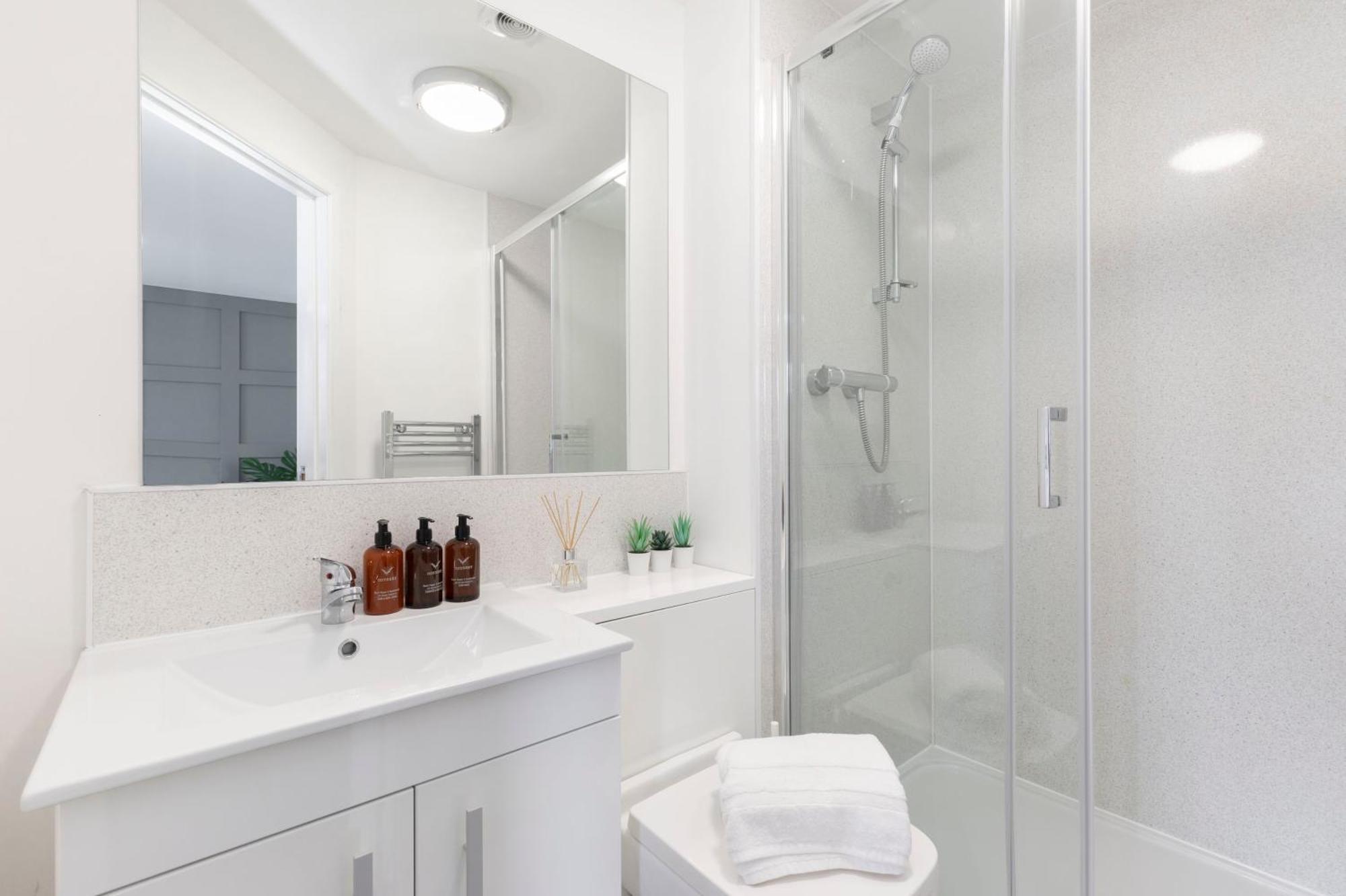 Modern Four Bedroom Four Bathroom Home Cheltenham Extérieur photo