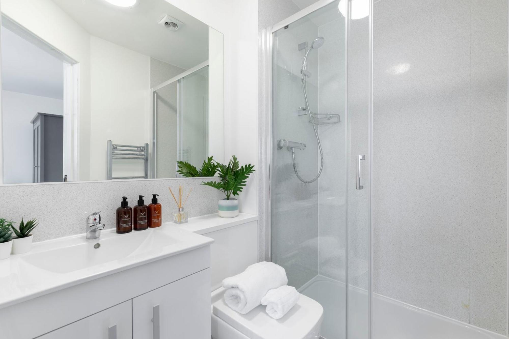Modern Four Bedroom Four Bathroom Home Cheltenham Extérieur photo